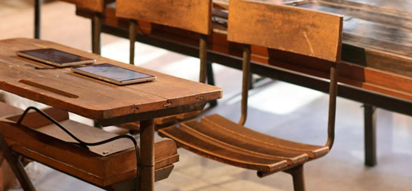 Tables et bureaux chinés