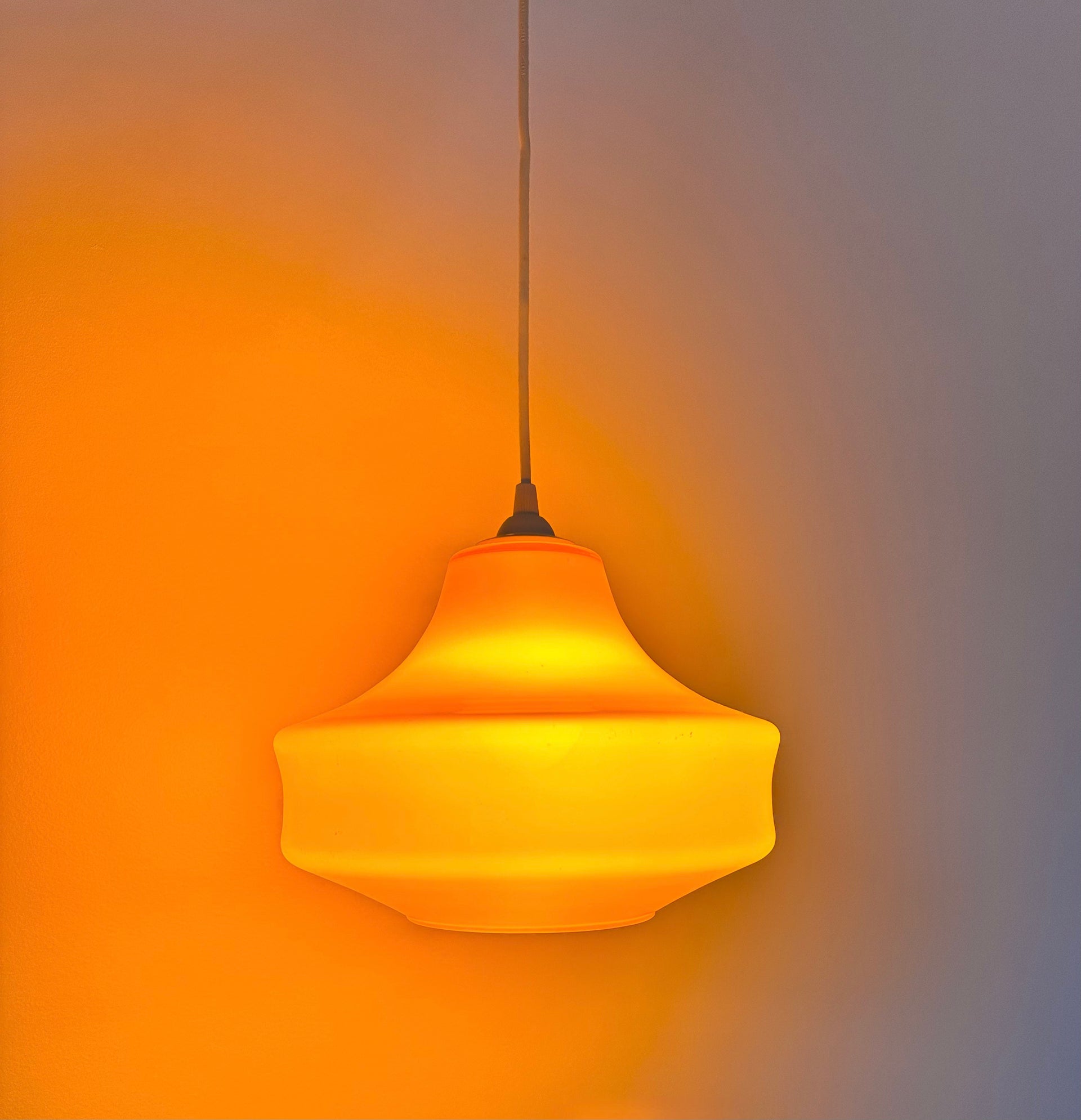 Suspension vintage orange années 70 style Space Age