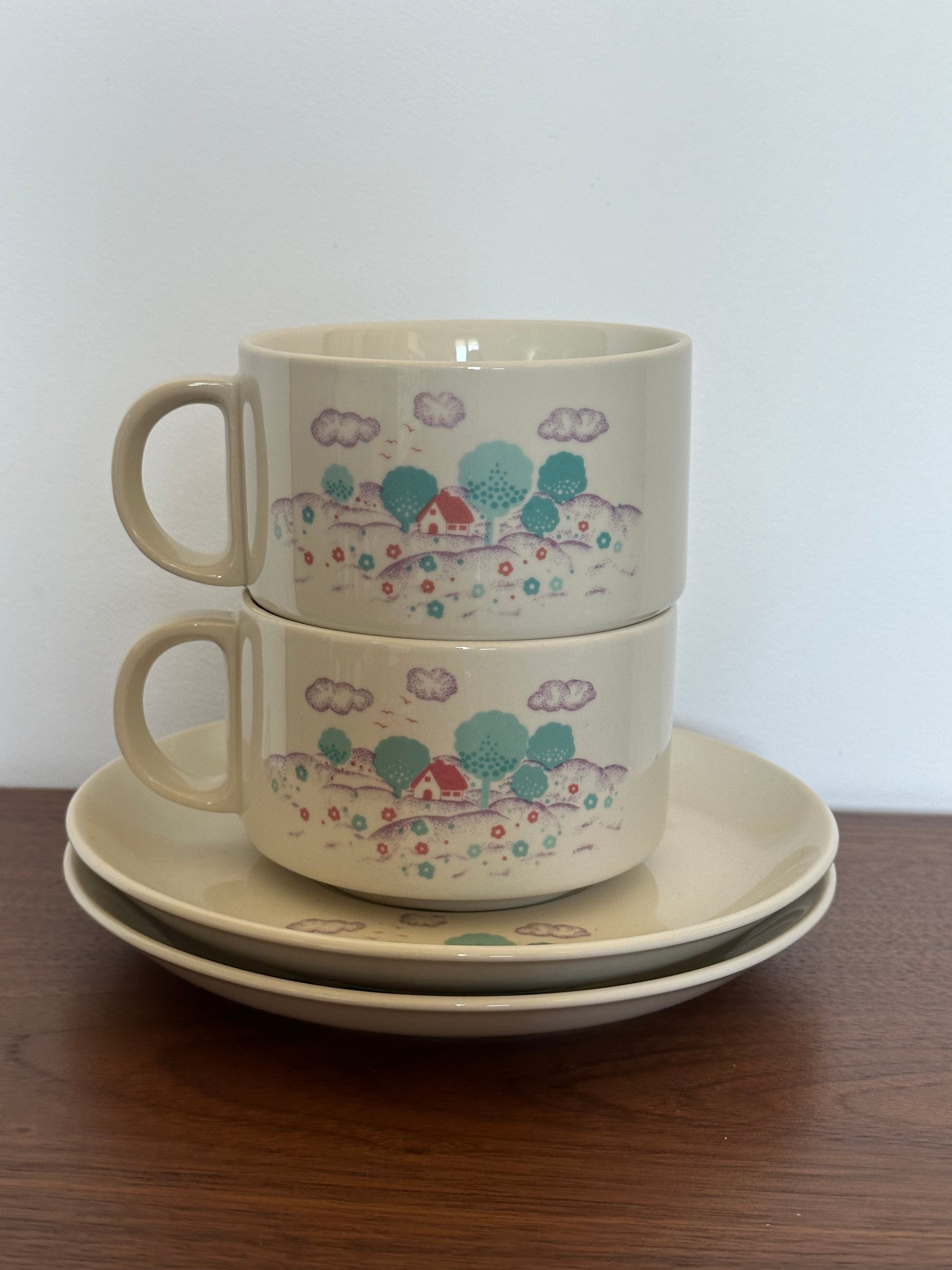 Tasses vintage années 80 pour le petit déjeuner