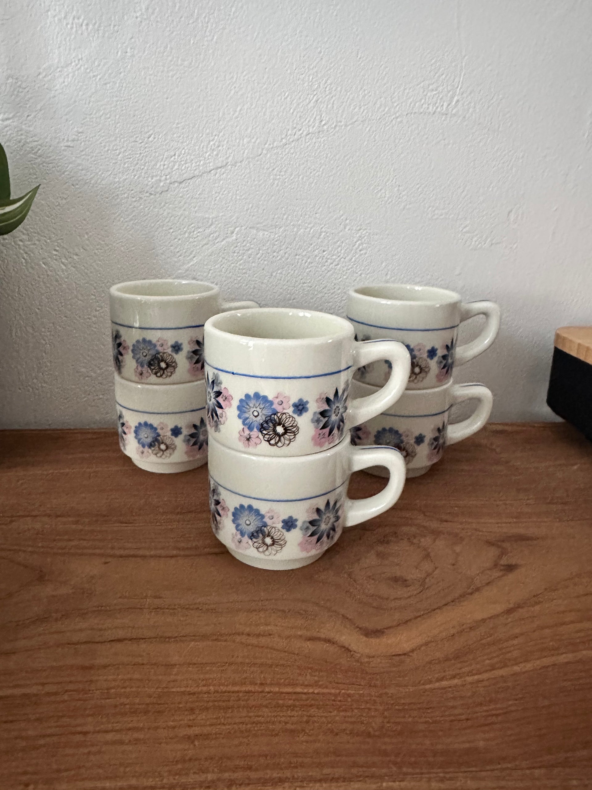 6 tasses à café vintage années 80 décor fleurs bleues