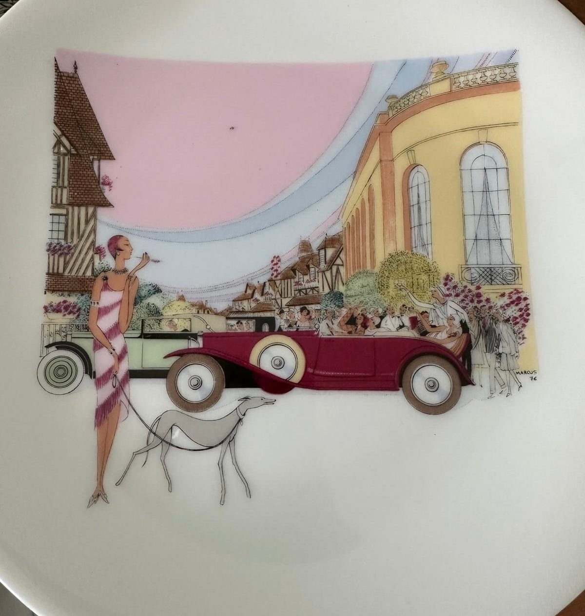 Assiettes à dessert au décor des années 30