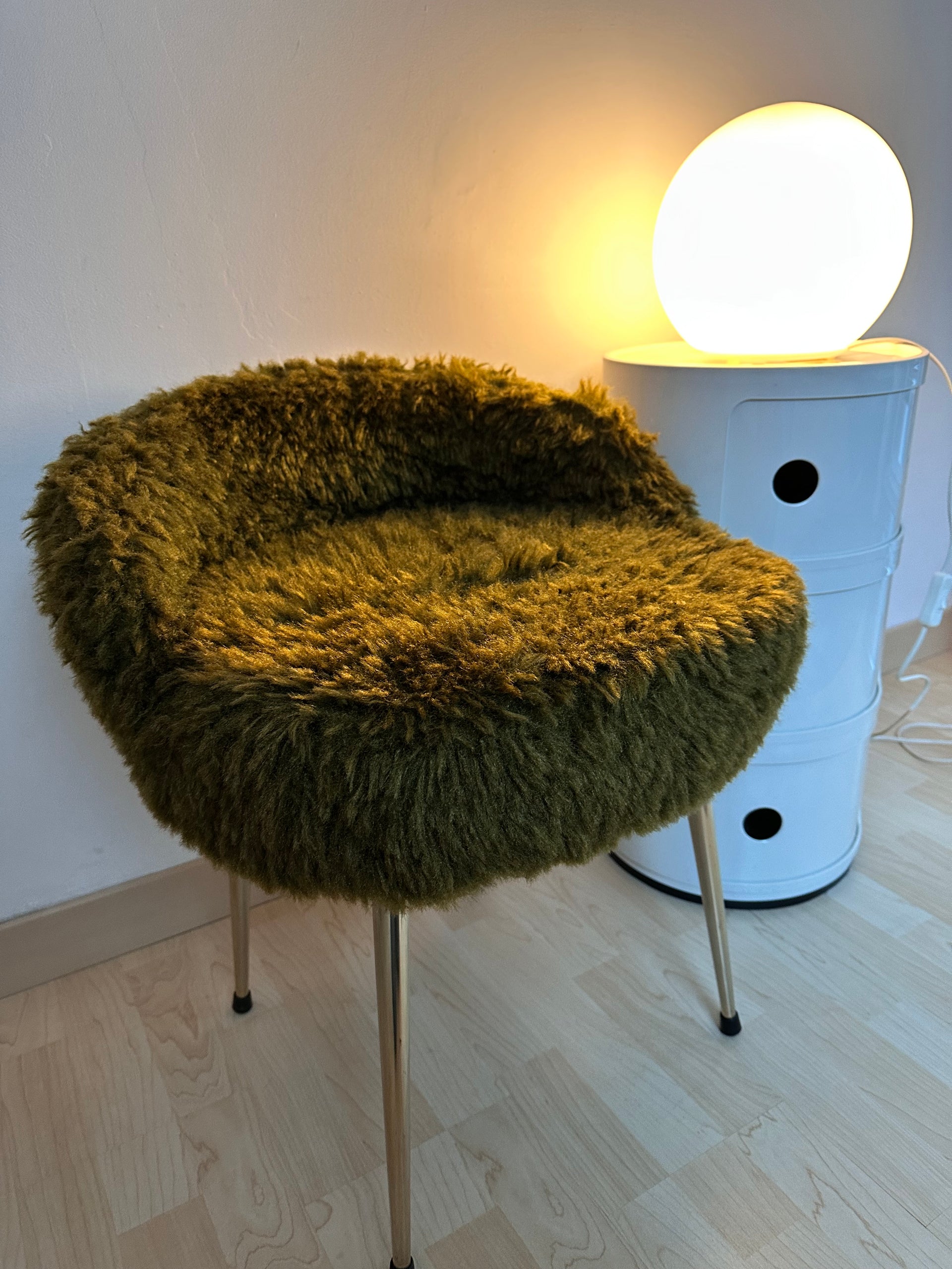 Chaise moumoute vintage années 70