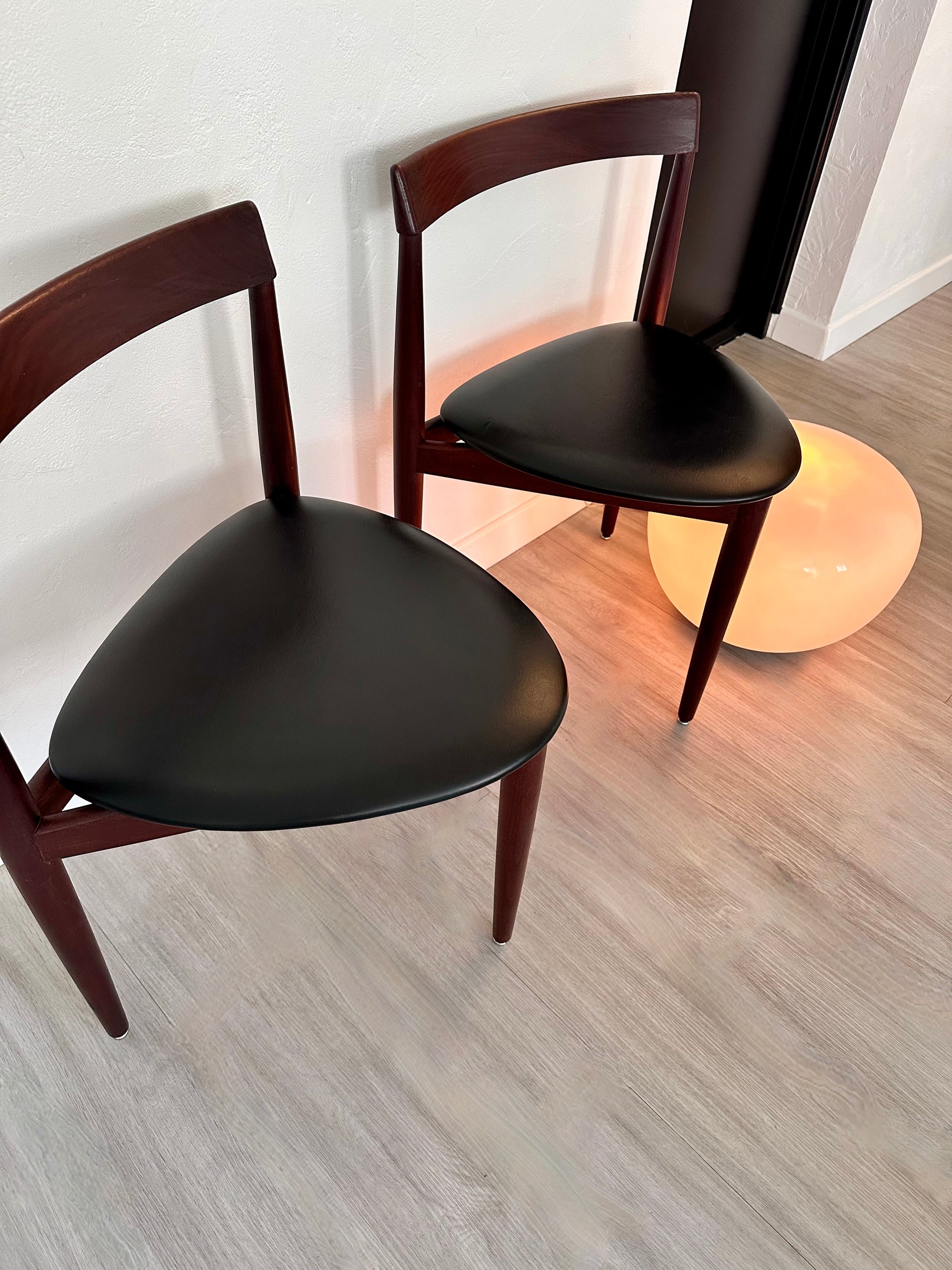 Chaises tripodes Hans Olsen - Frem Røjle - Design scandinave vintage