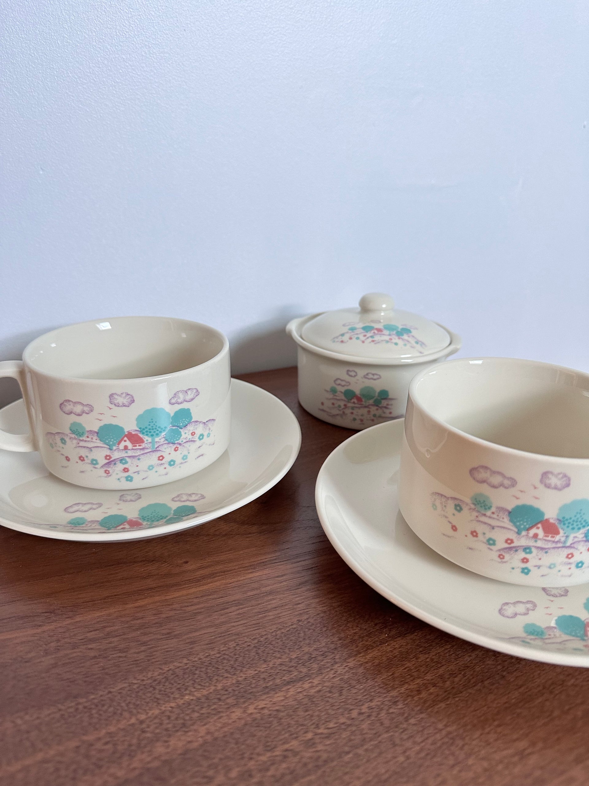 Tasses vintage avec le sucrier assorti pour le petit déjeuner