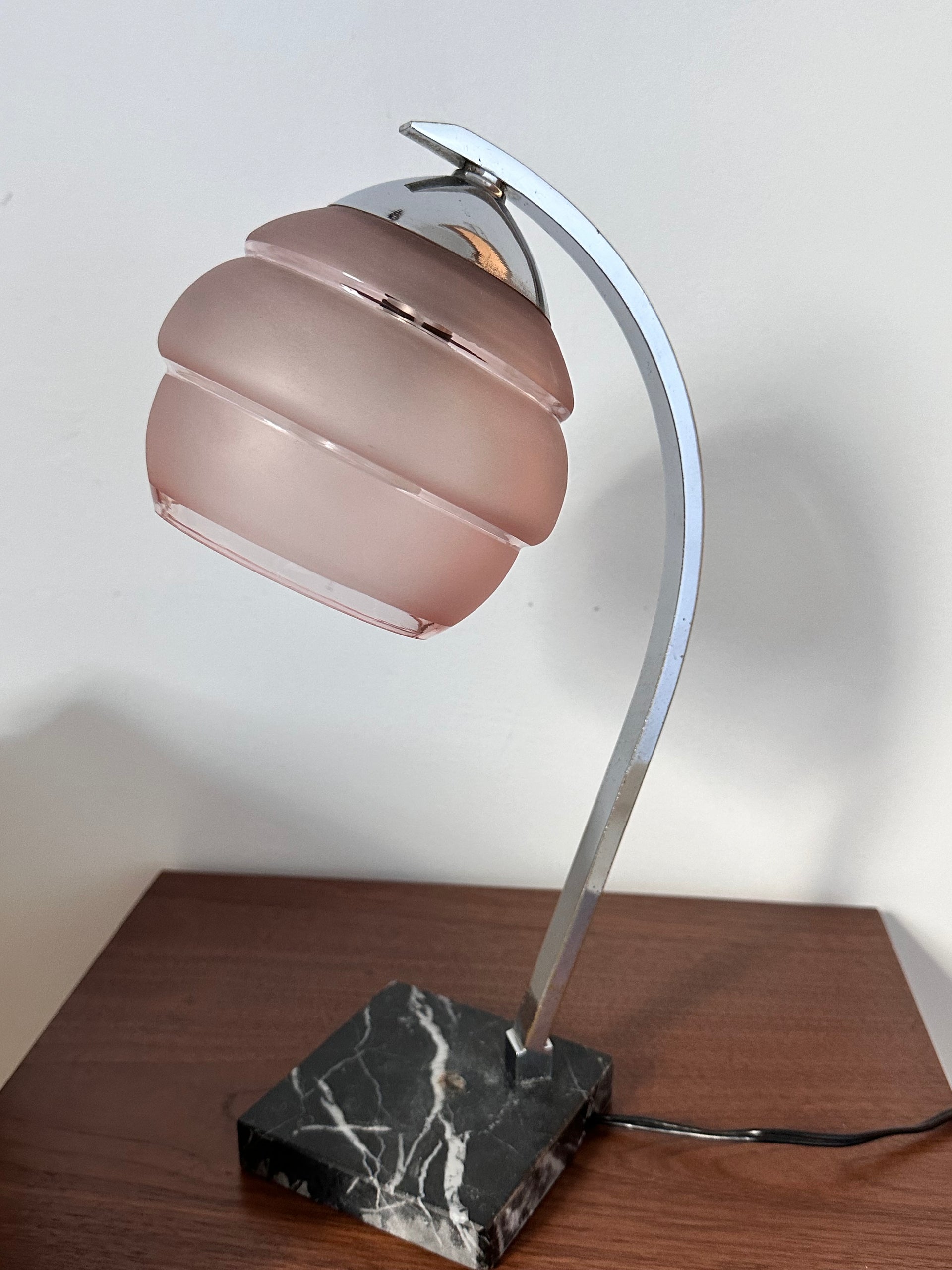 Lampe de table sur pied en marbre globe rose