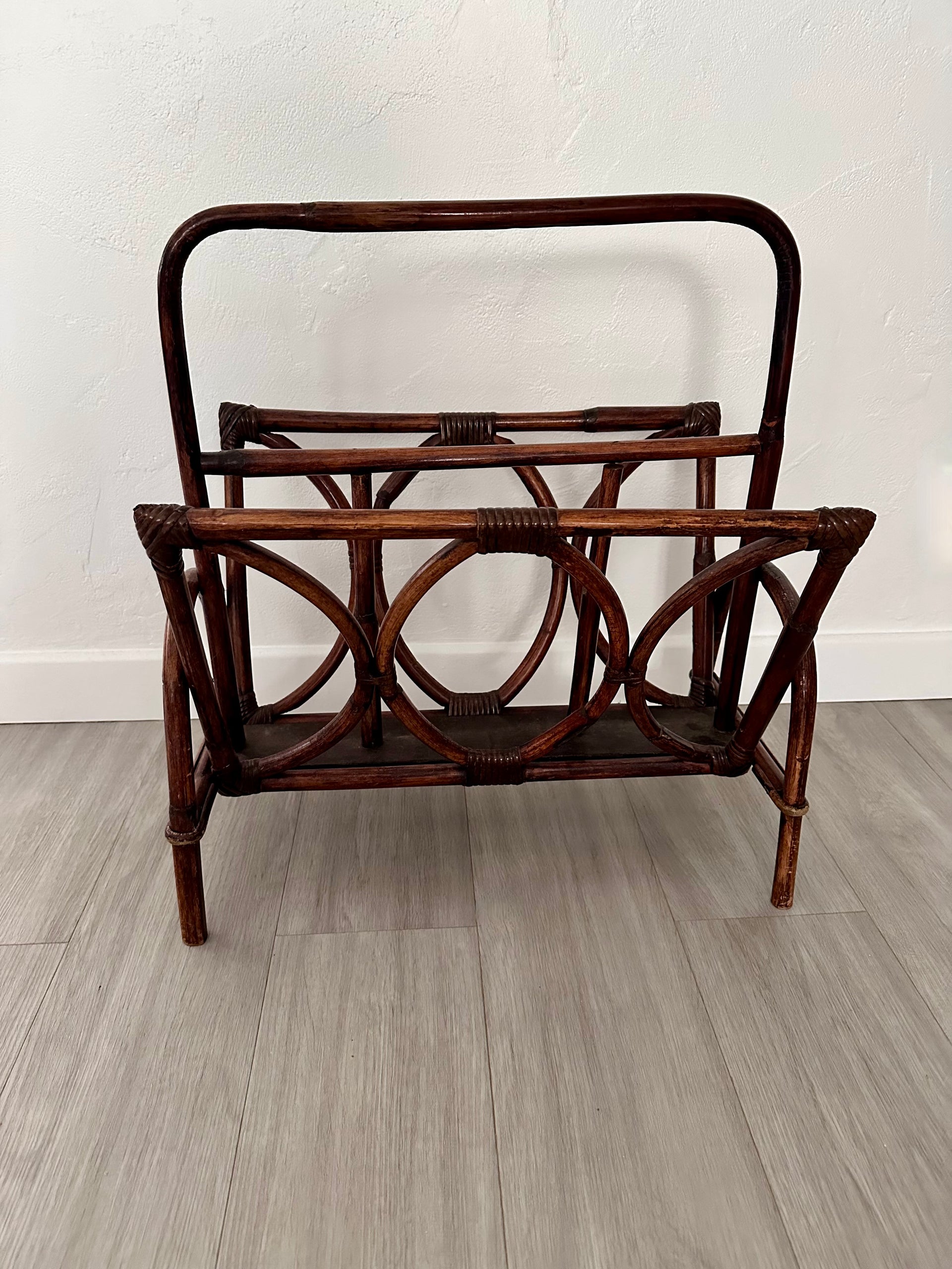Porte-revues vintage en rotin marron foncé