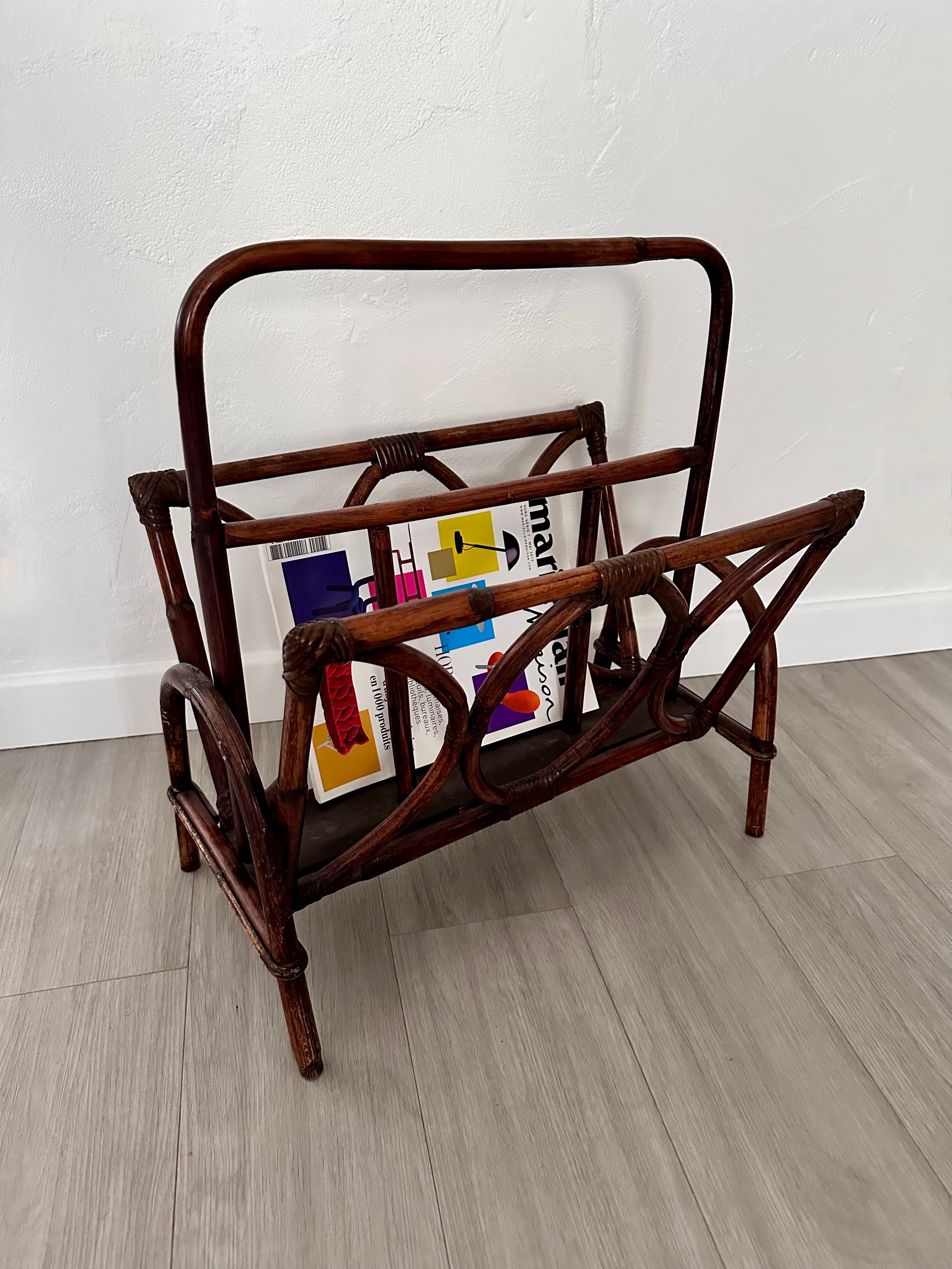 Porte-revues vintage en rotin marron foncé
