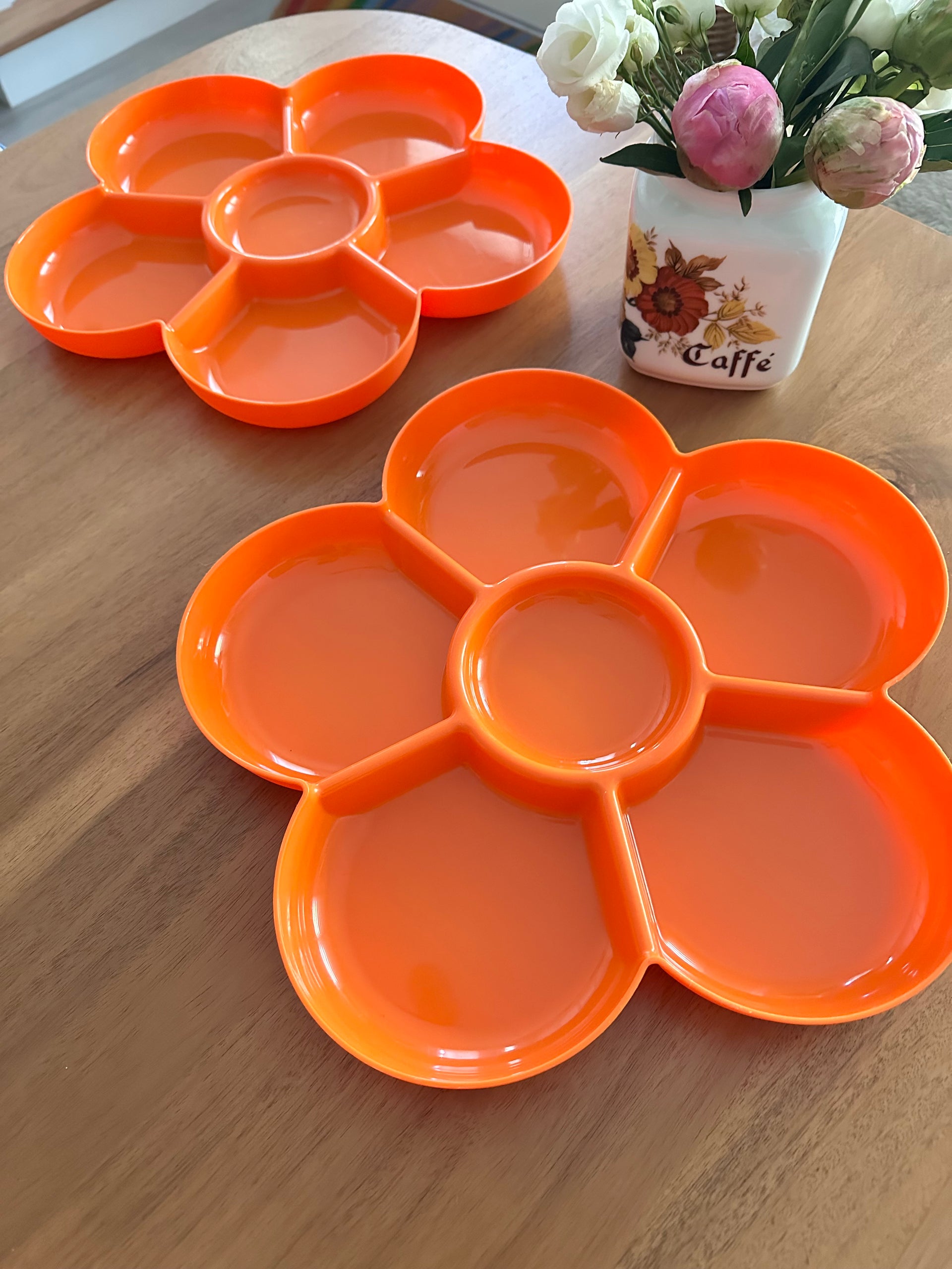 Plateaux de service apéritif vintage au style Flower Power orange