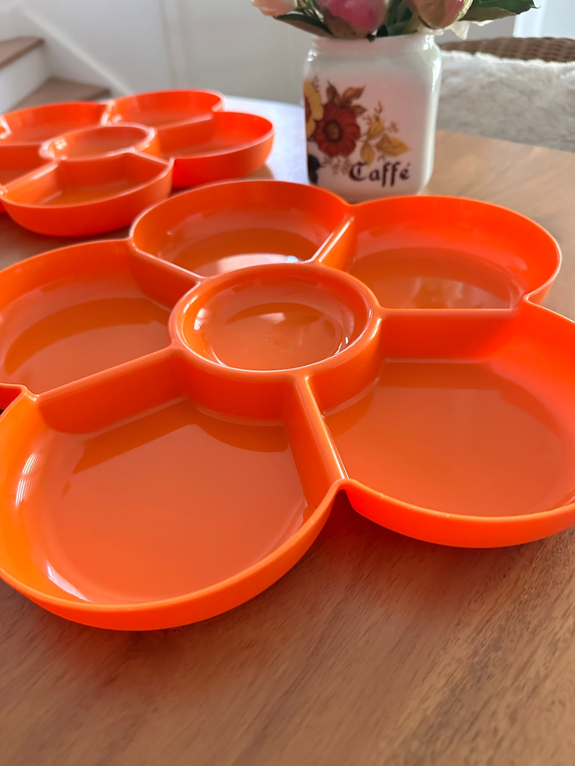 Plateaux de service apéritif vintage au style Flower Power orange