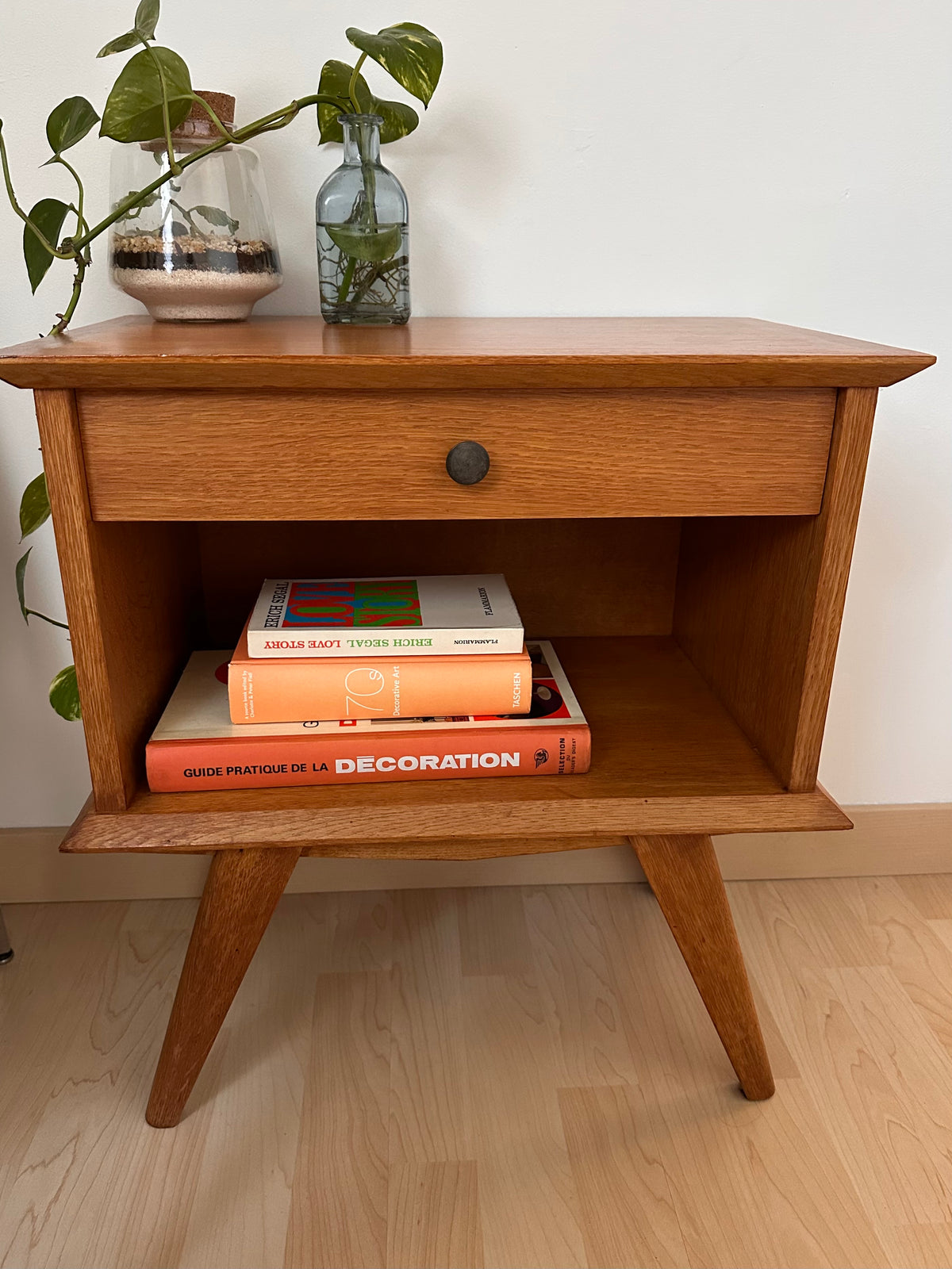 Table de chevet vintage années 50 au style Scandinave pieds compas
