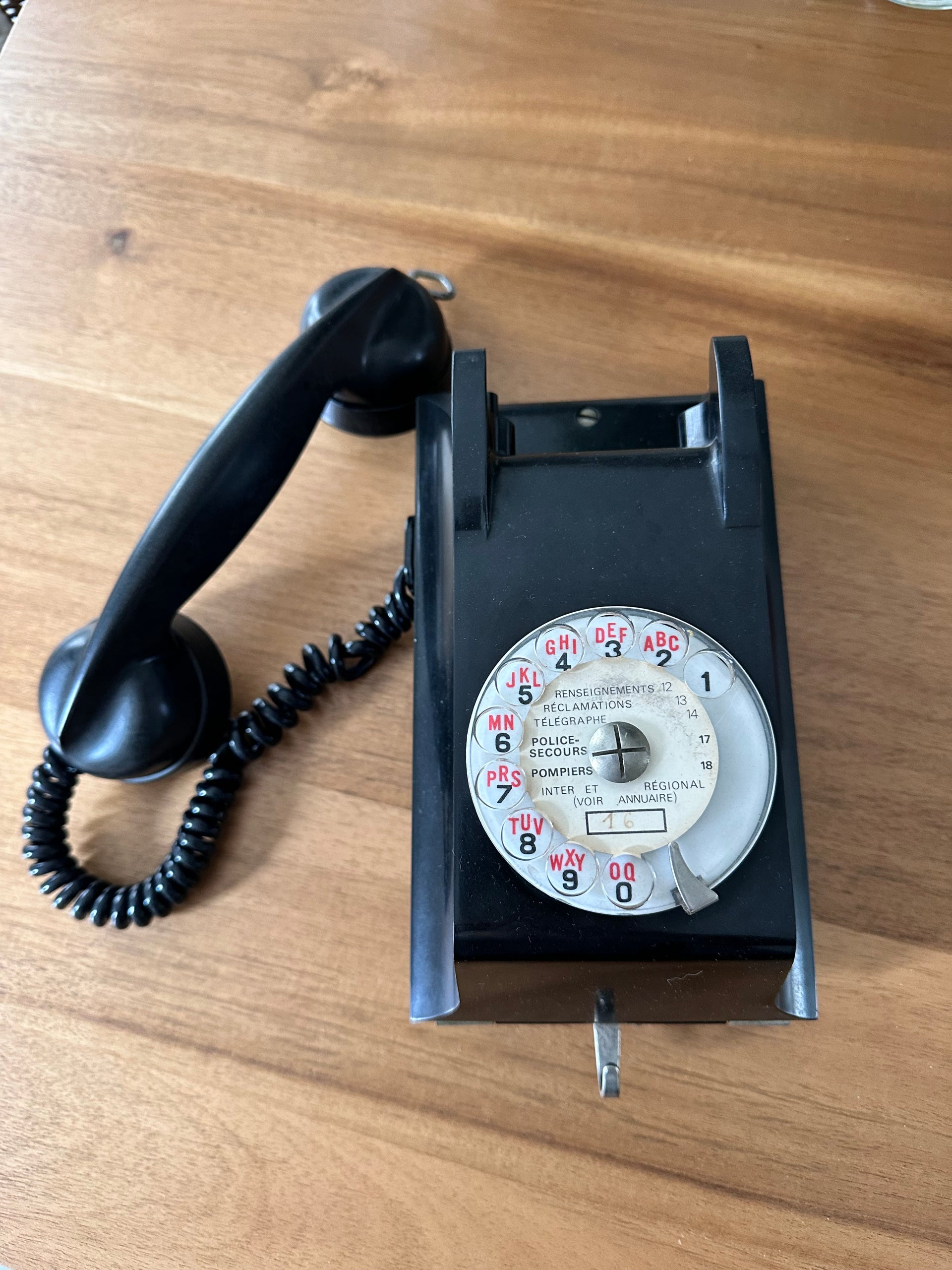 Téléphone vintage mural PTT bakélite noir années 50