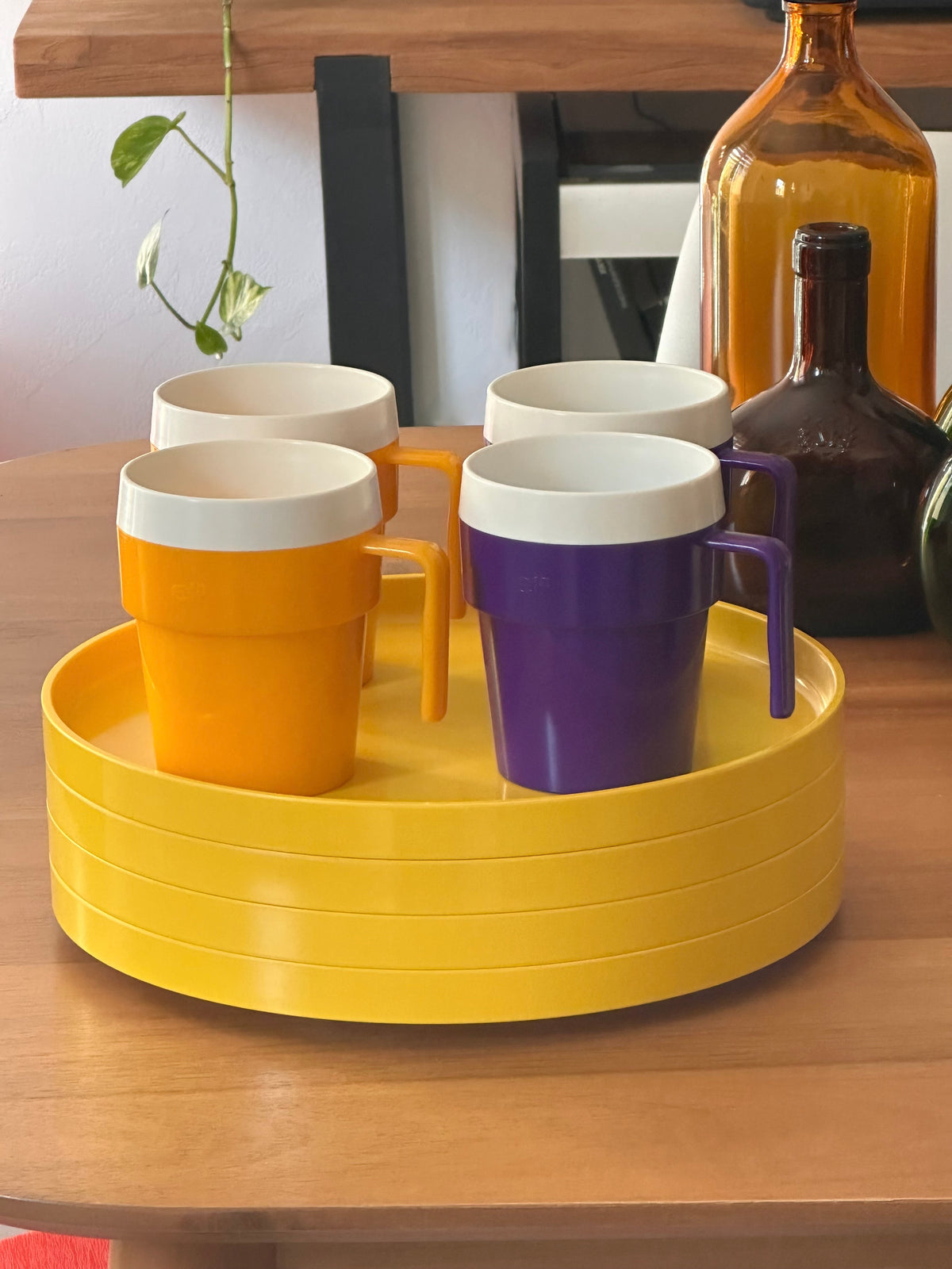 Ensemble d'assiettes vintage Massimo Vignelli et tasses Elf années 80