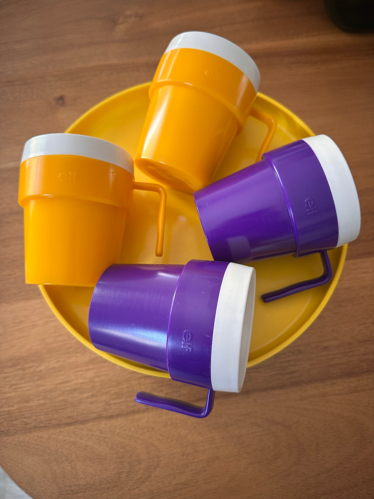 Ensemble d'assiettes vintage Massimo Vignelli et tasses Elf années 80